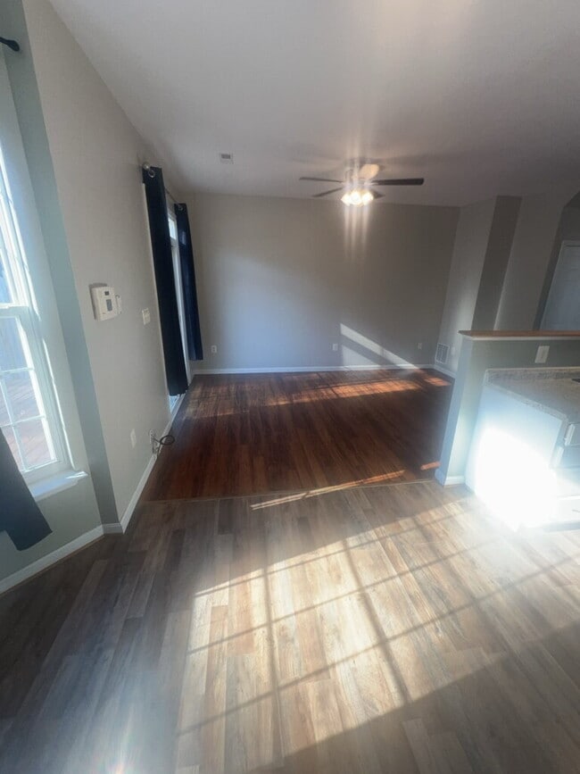 Building Photo - Spacious End-Unit 4 Bedroom Townhome for R...