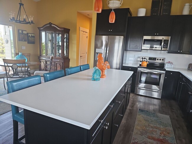 Building Photo - Fully Furnished Home with Stunning Cascade Mountain Views – Flexible Lease Options