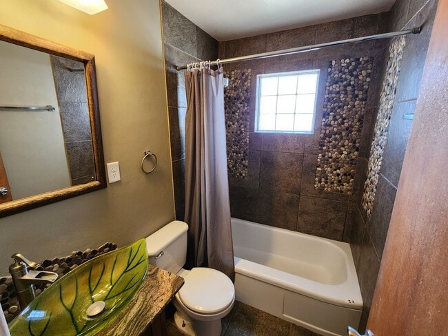 Building Photo - Charming 2 Bedroom W/Garage