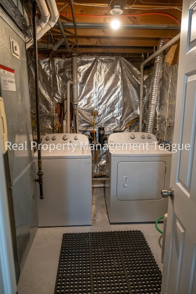 Building Photo - Heat and Utilities Paid by Owner!