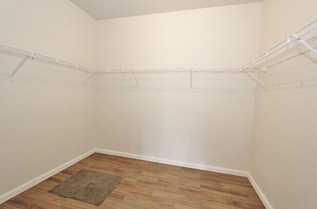 Building Photo - Spacious Home In A Beautiful Neighborhood!