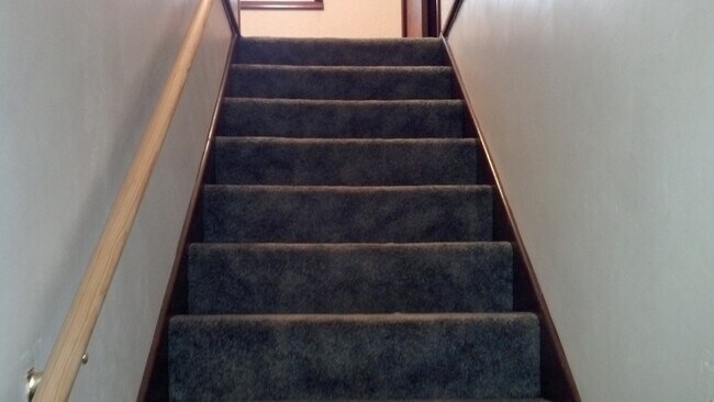 Building Photo - 3 Bedroom, 1 Bath Home with Hardwood Floors!