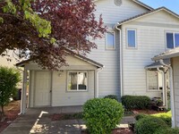 Building Photo - Very Nice 2 bedroom 1.5 Bath Townhome
