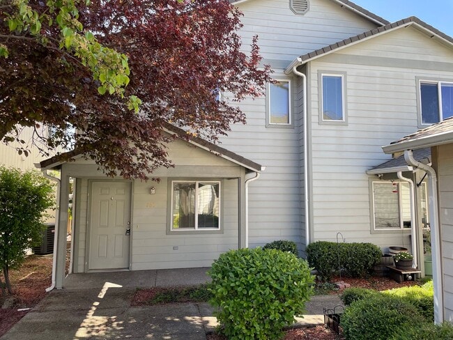 Primary Photo - Very Nice 2 bedroom 1.5 Bath Townhome-In a...