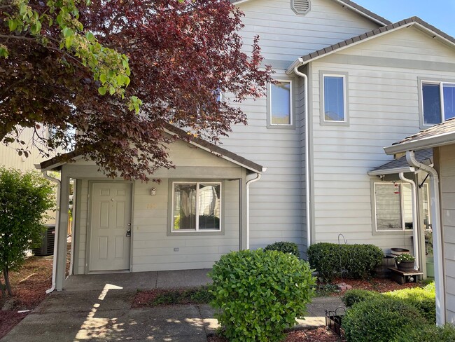 Primary Photo - Very Nice 2 bedroom 1.5 Bath Townhome