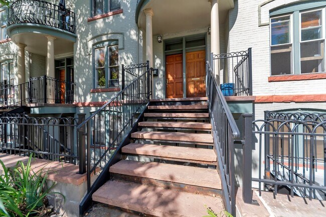 Building Photo - Beautiful Row Home Style Condo Central Den...