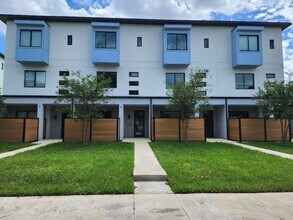 Building Photo - Beautiful 3-Bed, 3.5-Bath Townhome in Tamp...