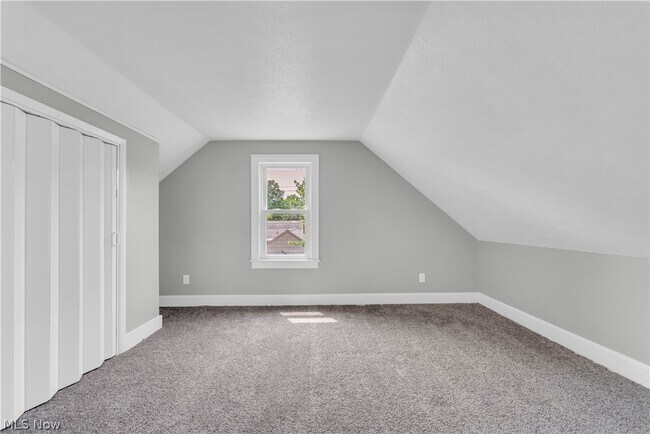 Building Photo - 1083 Eastlake Dr