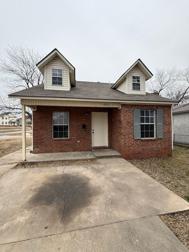 Building Photo - 3 Bed 2 Bath With His & Her Closets upstairs.  Yard Care Included.