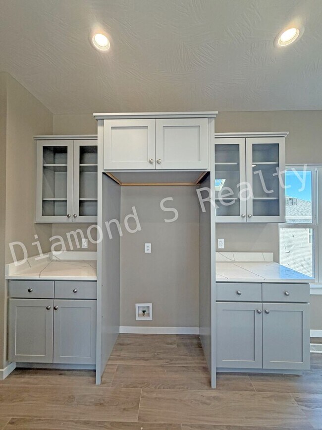 Building Photo - New Construction!  Gorgeous Home with All The Things!