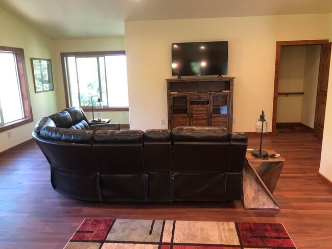 Building Photo - SEASONAL FURNISHED RENTAL