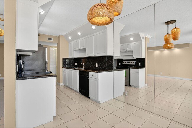 Building Photo - 1500 N Ocean Blvd