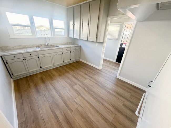 Building Photo - 2 bed 1 bath SFH near USC with gated parking