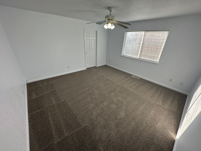 Building Photo - 904 Julia Ln