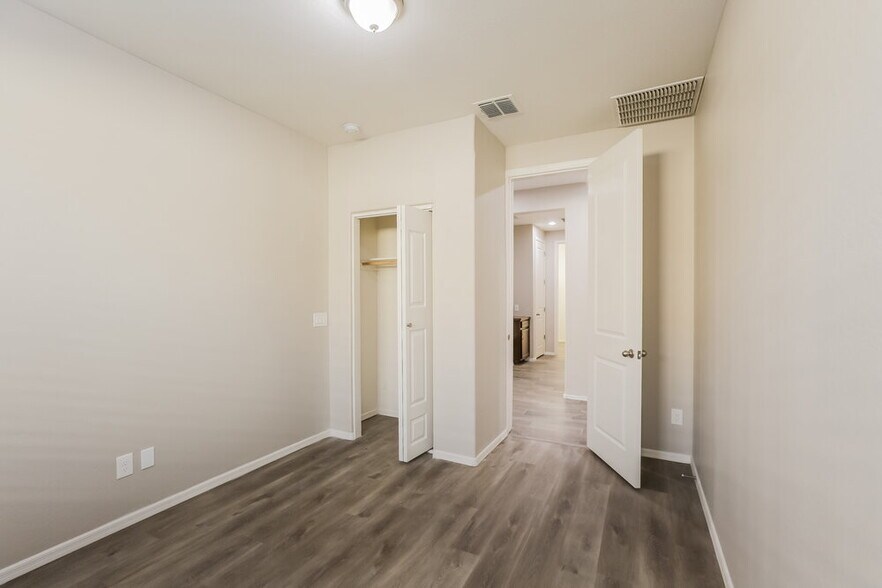 Building Photo - 4150 W Ardmore Rd