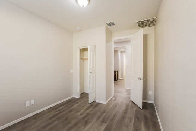 Building Photo - 4150 W Ardmore Rd