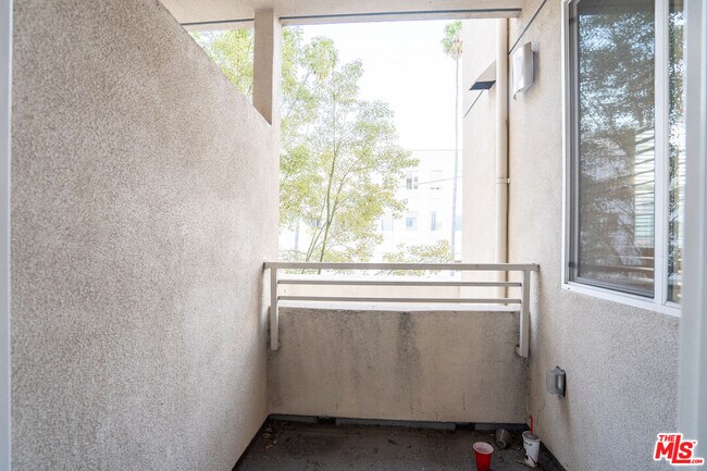 Building Photo - 436 S Virgil Ave