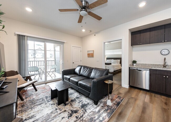 Building Photo - Top Floor 1 Bed with amazing Mt. Views near Nature