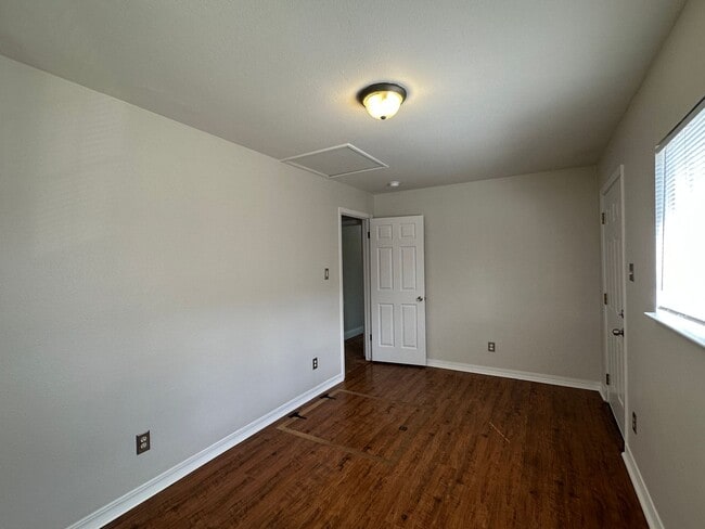 Building Photo - Downtown Bungalow, Pet Friendly, Large Yard