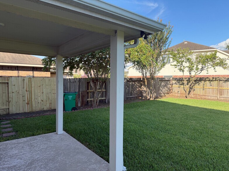 Building Photo - 3826 Silver Hawk Dr
