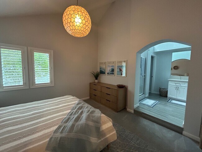 Building Photo - 2 Bed 2.5 bath townhome located on the golf course!