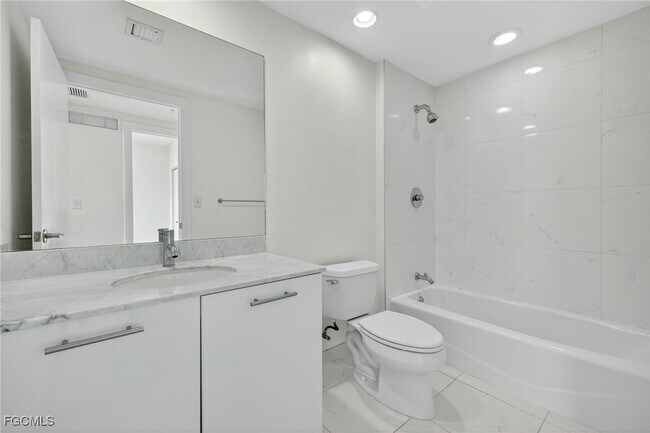 Building Photo - 3000 Oasis Grand Blvd