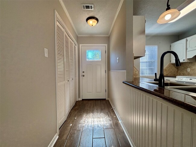 Building Photo - 2030 Plantation Dr