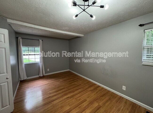 Building Photo - 918 Poplar Rd
