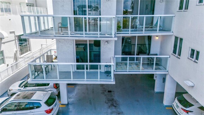 Primary Photo - 2457 Collins Ave