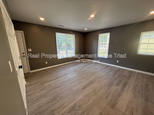 Building Photo - 617 Ross Ave