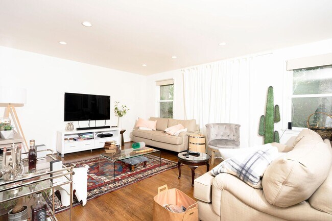 Building Photo - Amazingly Beautiful Fully Renovated 4BR/DEN/3FB/GAR North Bethesda Home