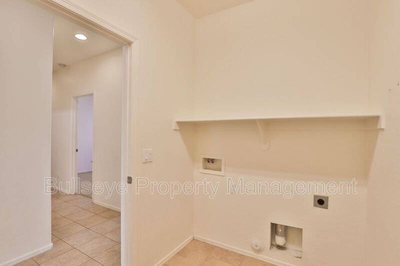 Building Photo - 11547 E Sylvan Ave