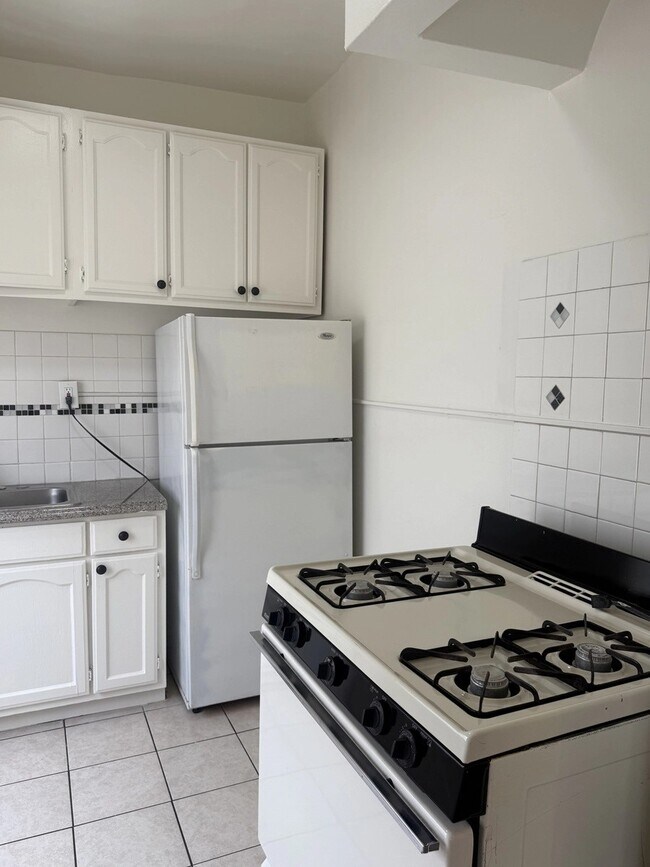 Interior Photo - 984 S. Oxford Avenue,