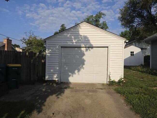 Building Photo - Mishawaka Southside Single family home with Garage