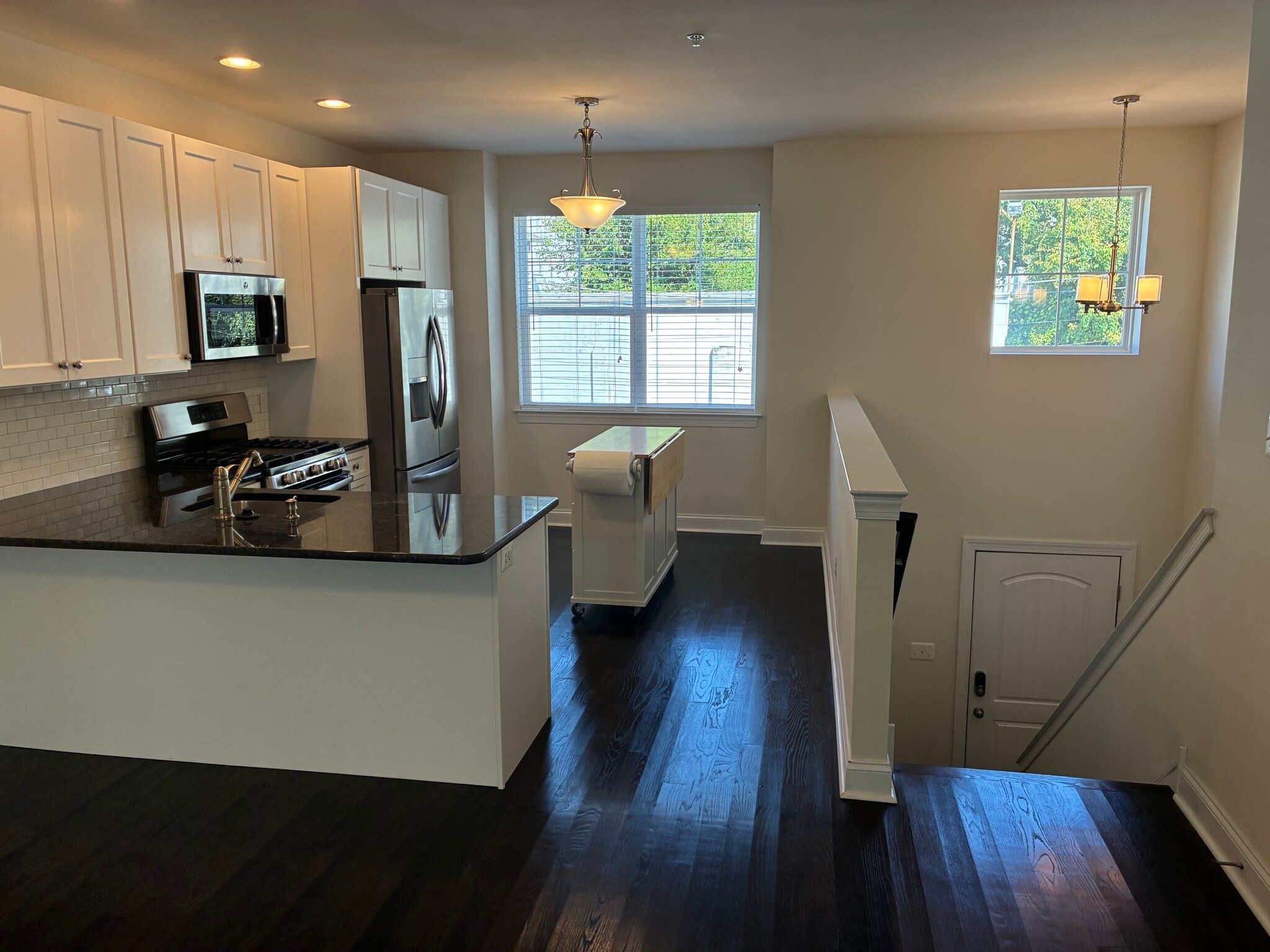 Building Photo - 605 Apple St