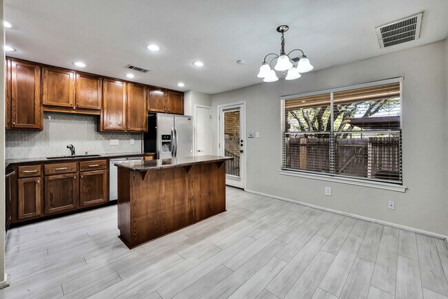 Building Photo - 8219 Summer Side Dr