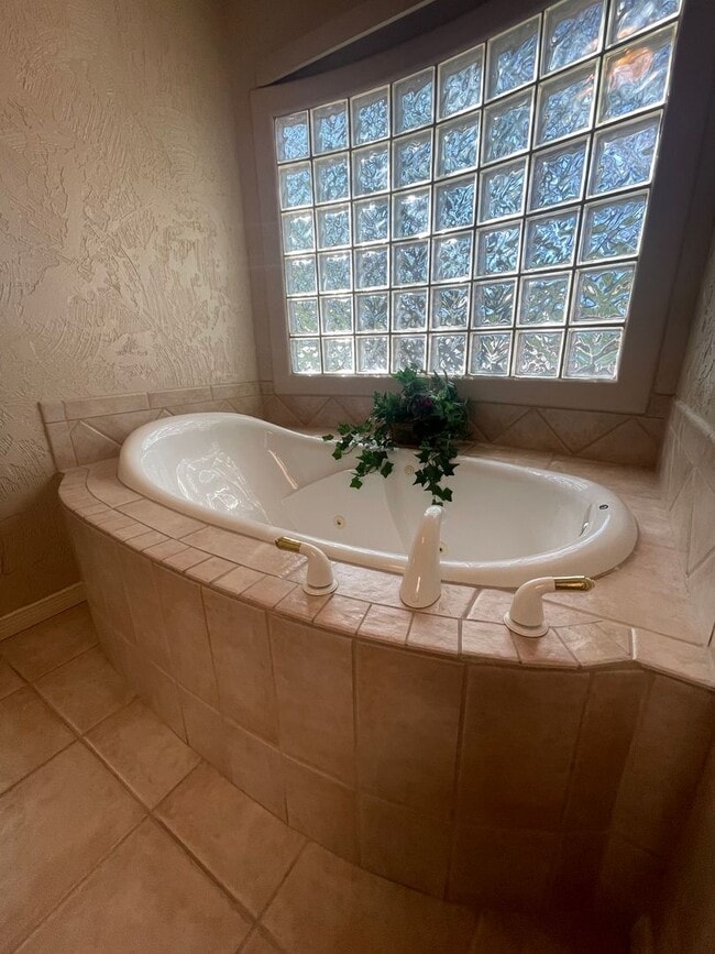 Building Photo - Gorgeous Home in Sonoma Ranch off Golf Club Rd!