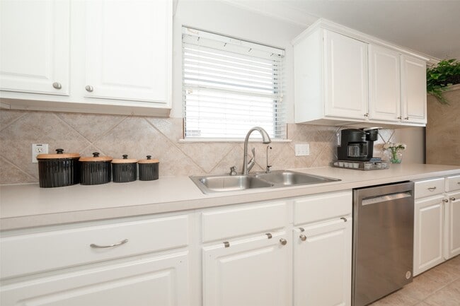 Building Photo - 6210 Fawnlake Dr