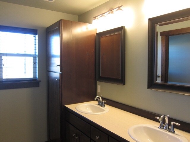 Building Photo - 1906 Leeward Ct