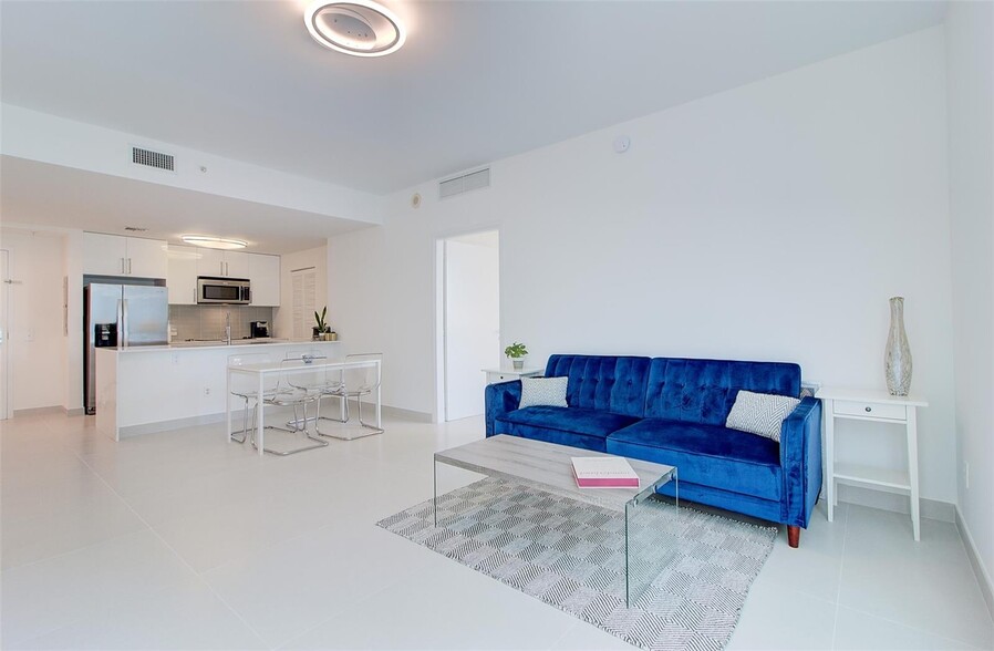 Building Photo - 300 S Biscayne Blvd
