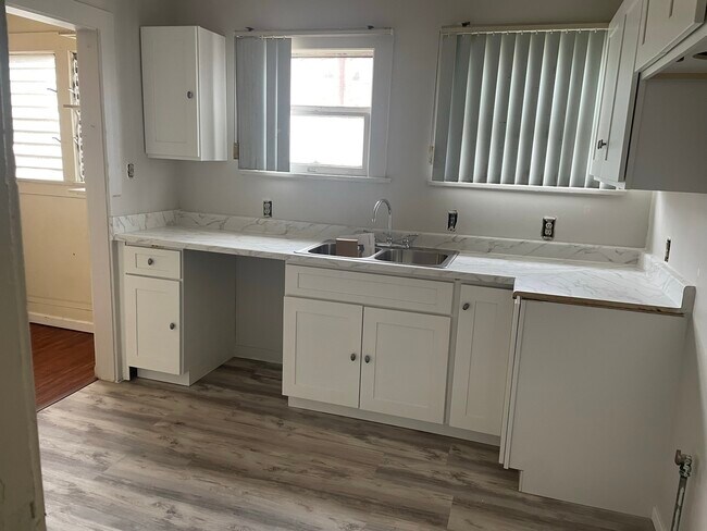 Building Photo - 120 N Berendo St