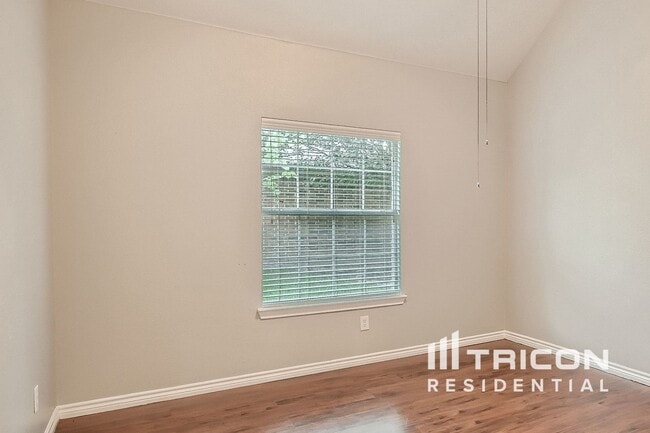 Building Photo - 2710 Hawthorne Dr