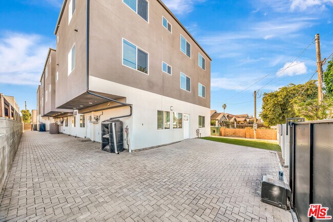 Building Photo - 1584 W 37th St