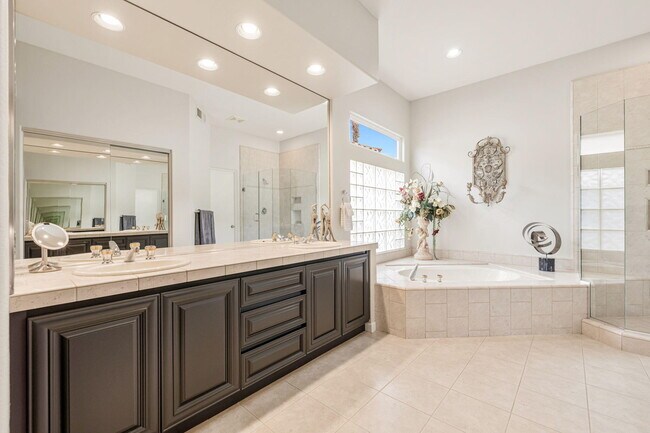 Building Photo - 727 Arrowhead Dr