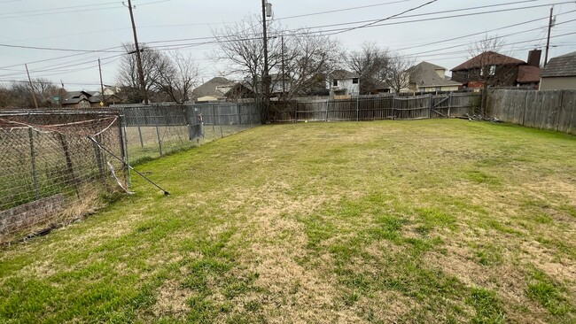 Building Photo - Very Large 2 Story Home in Cedar Hill