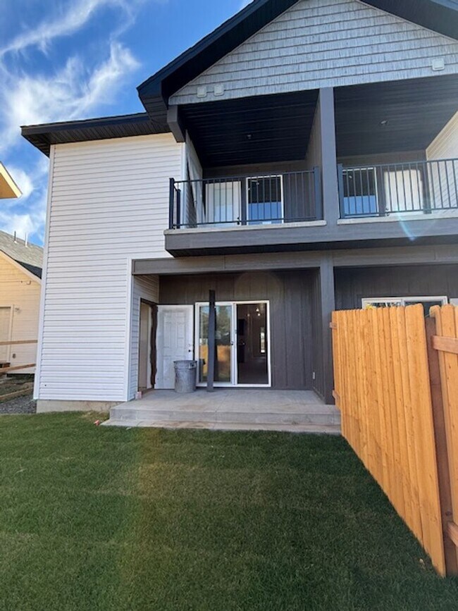 Building Photo - 504 S 5th St