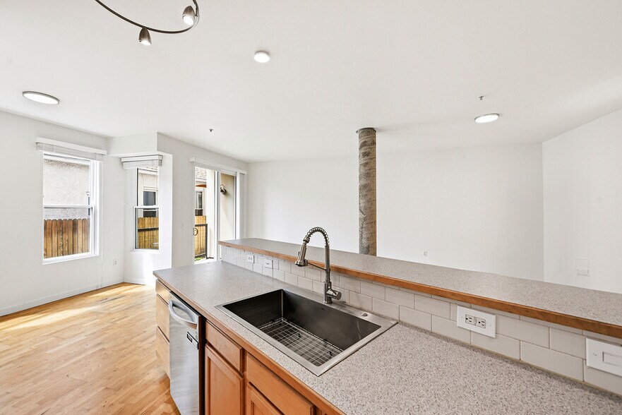 Building Photo - 2422 Tremont Pl