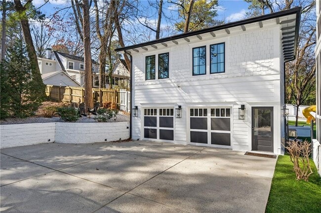 Building Photo - 1812 Wellbourne Dr NE