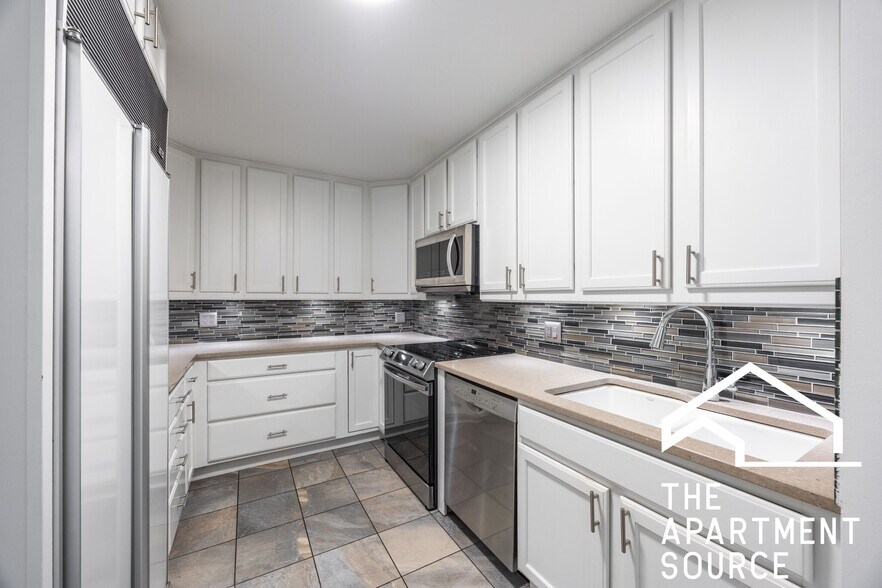 Primary Photo - 1344 N Dearborn St