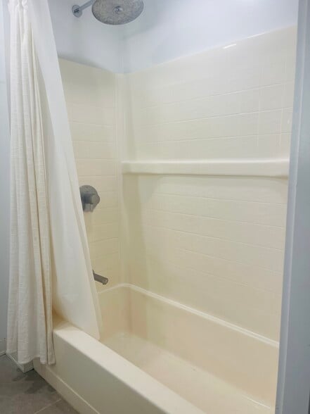 Building Photo - 987 Queen St